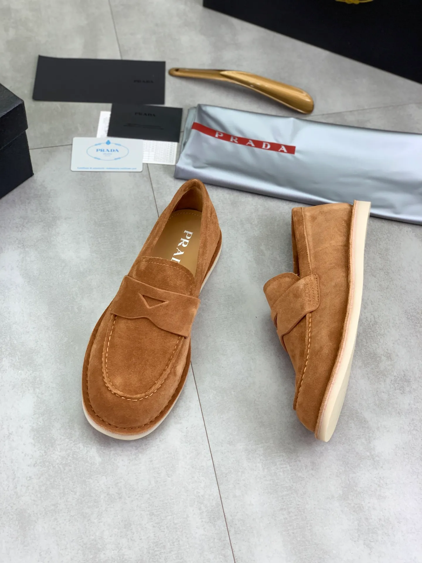 Factory price P740💰Original quality, top version🔱 ＰＲＡＤＡPrada. Men's business casual leather shoes, top quality cow leather. 1:1 shipment ⬆️Luxurious and noble, all made of imported original first-layer fine suede cowhide, just to create a more comfortable wearing experience. Upper: original comfortable open-edge bead-rubbed calfskin ➕Top imported water-dyed full cow lining, original high-end lightweight and comfortable TPU combination bottom ✔️Code number: 39-44 (38 45 Can be customized)